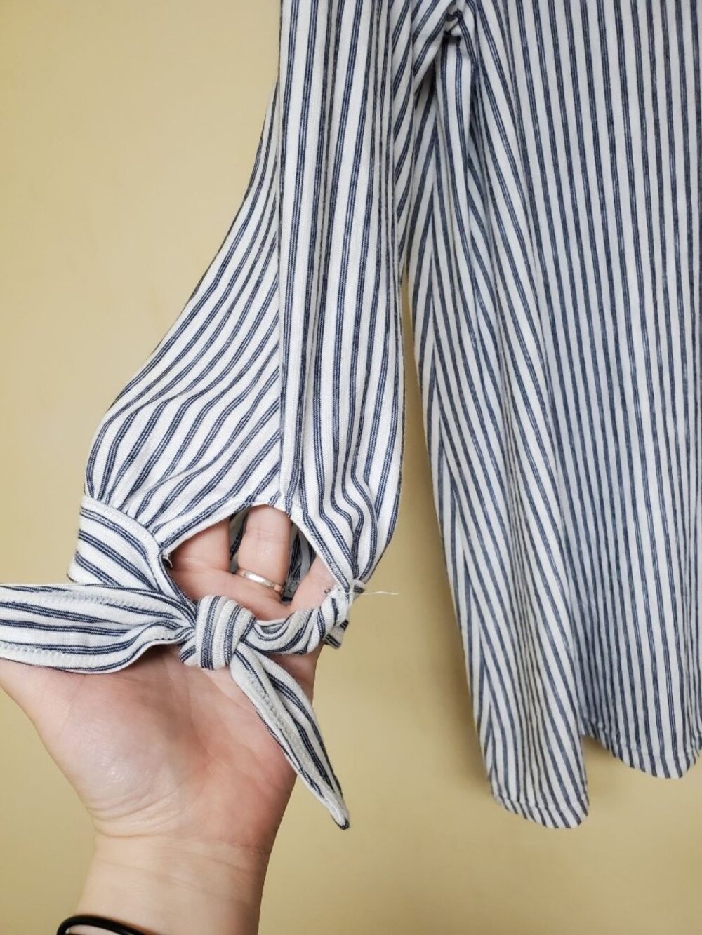 Max Studio Woman's White Navy Pinstripe Tie Wrist Wide Neck Tunic Plus Size 1X - Picture 2 of 4